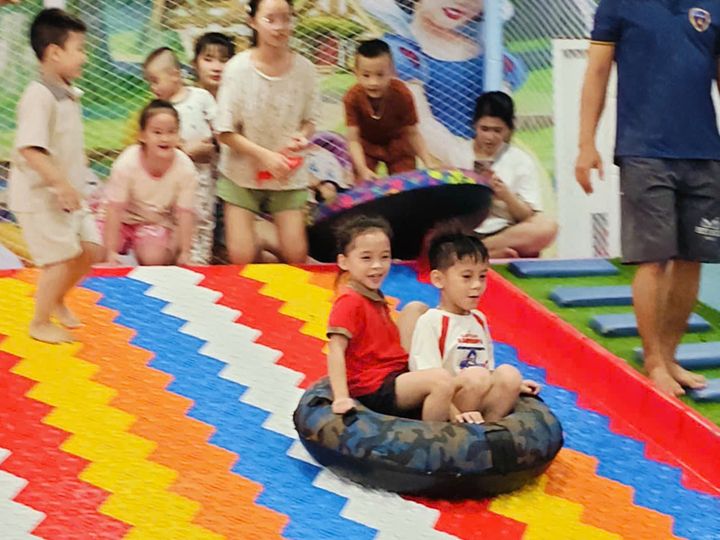 Phao trượt cầu vồng