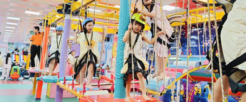 Các bé đội mũ bảo hiểm vượt chướng ngại vật trên cao