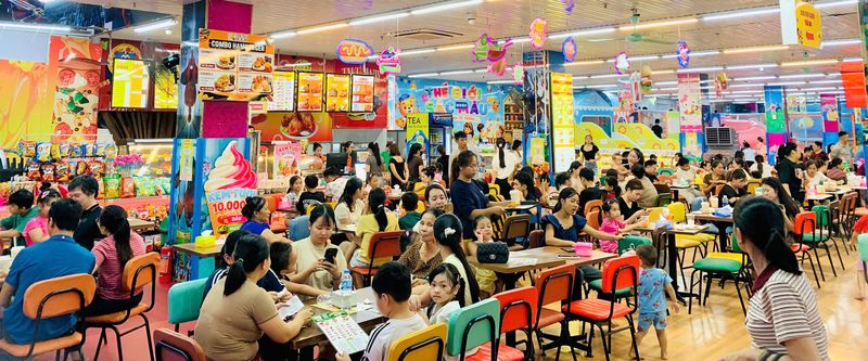Khu ăn uống đông vui với nhiều gia đình