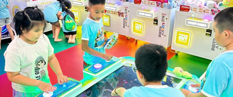 Các bé cùng chơi bàn game với nhau