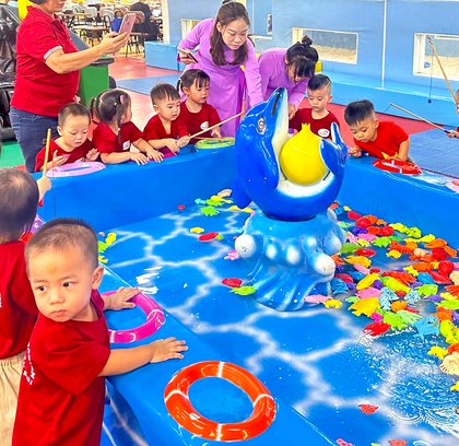 Các bé chơi câu cá tại khu vui chơi